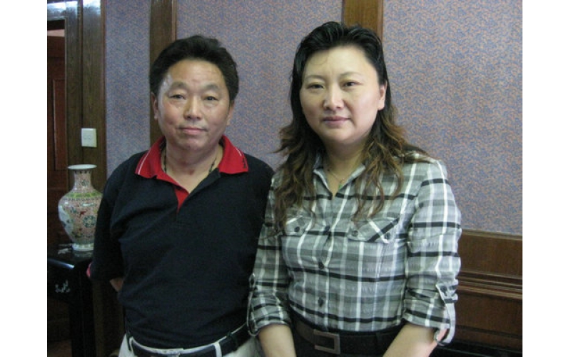 董事长与玉雕大师薛春梅合影